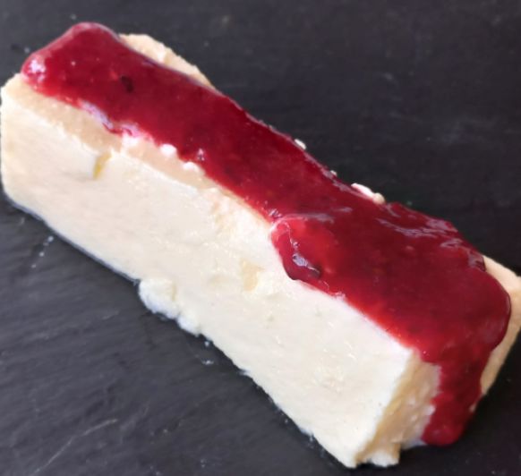Cheesecake ligero con coulis de frutos rojos