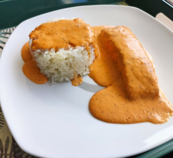 Salmón y arroz basmati con salsa crema de eneldo