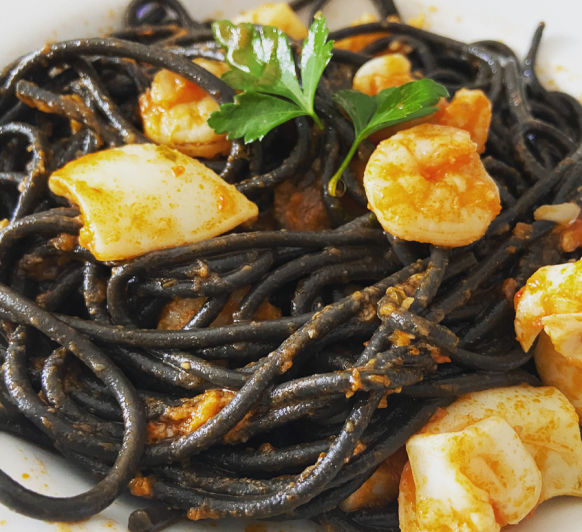 Espaguetis negros con sepia y gambas. Thermomix Bellpuig - Lleida