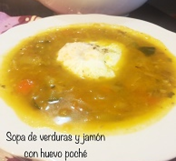 Sopa de verduras y jamón con huevo poché