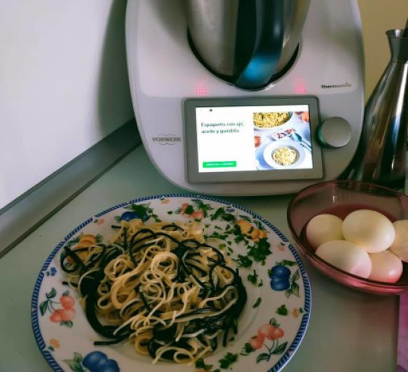 Espaguetis con ajo, aceite y guindilla Thermomix® 