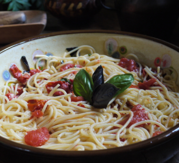 Espaguetis de verano con tomate fresco, ajos y albahaca