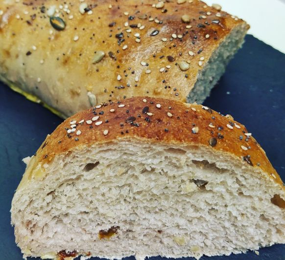 Panes planos turcos con nueces y pasas