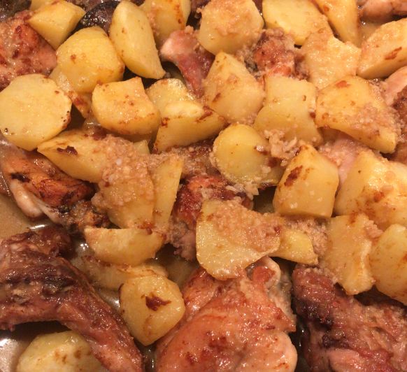 Pollo y conejo con salsa de ajillo y patatas