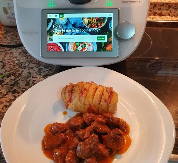 Carrilada al oloroso con patatas hasselback