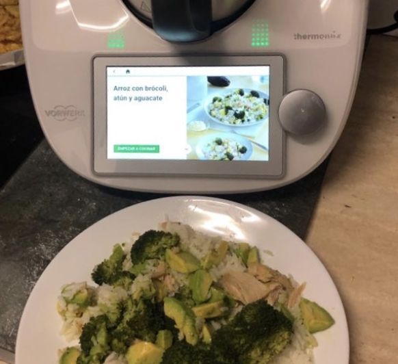 ARROZ CON BROCOLI, ATUN Y AGUACATE