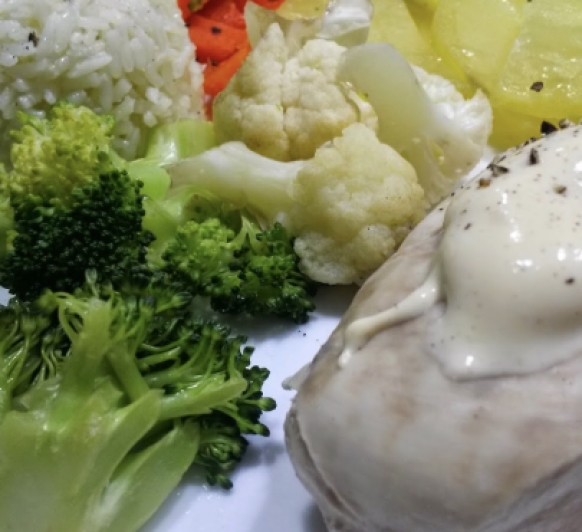 MENÚ COMPLETO: pechuga de pollo en salsa, con verduras al vapor y arroz