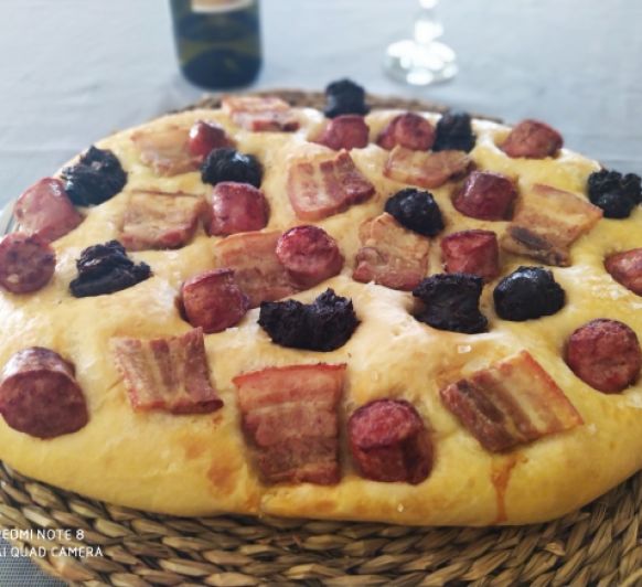 Coca de sal y embutido