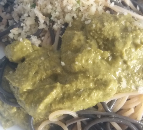 Espaguetis de sepia e integrales con pesto de perejil con Thermomix® 