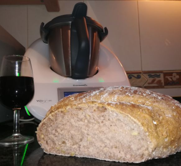 Pan de Hogaza de vino tinto con nueces
