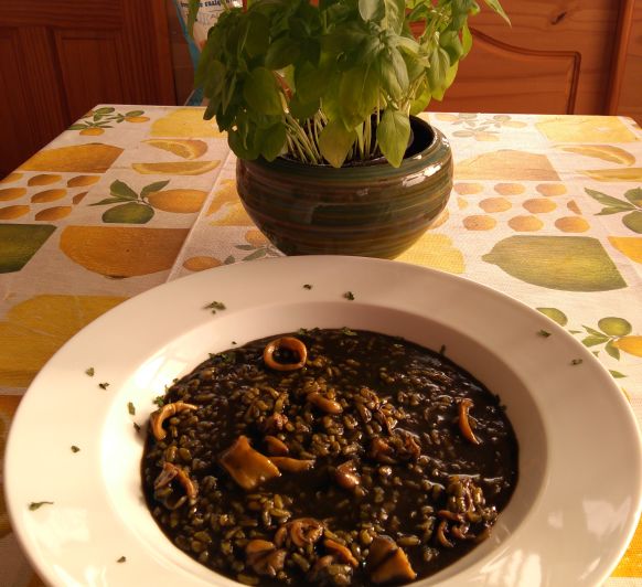 ARROZ NEGRO CREMOSO CON CALAMARES.