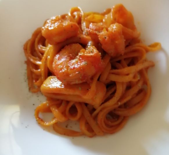 Spaguetis con gambas y anillas de calamar