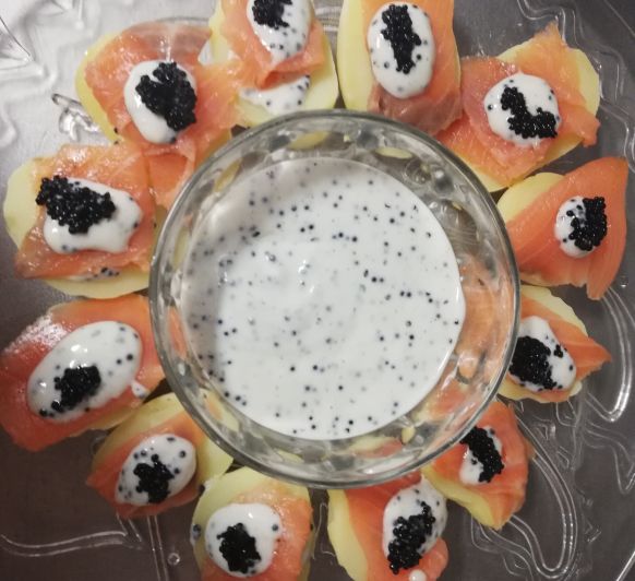 Patatitas con mayonesa de caviar y salmón ahumado