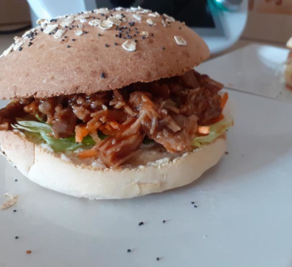 Hamburguesa carne desilachada estilo bbq