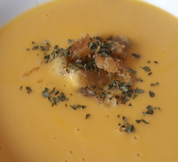 Crema de merluza y zanahorias con pan con ajo