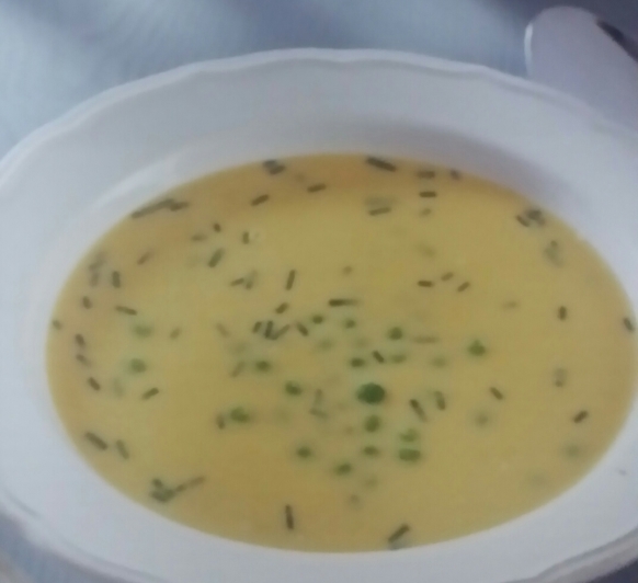 Crema de maíz con guisantes frescos