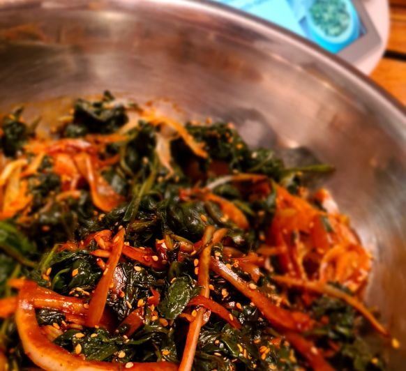 Espinacas coreanas ( sigeumchi-namul) - Corea
