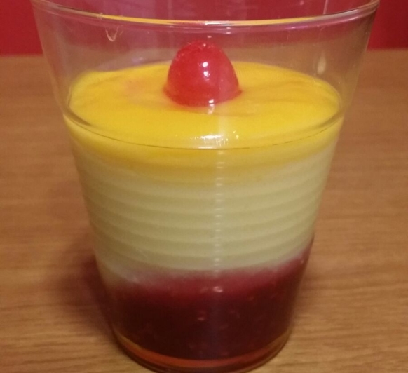 Crema de arroz con leche con coulis de frutos rojos y sabayón de crema de whisky