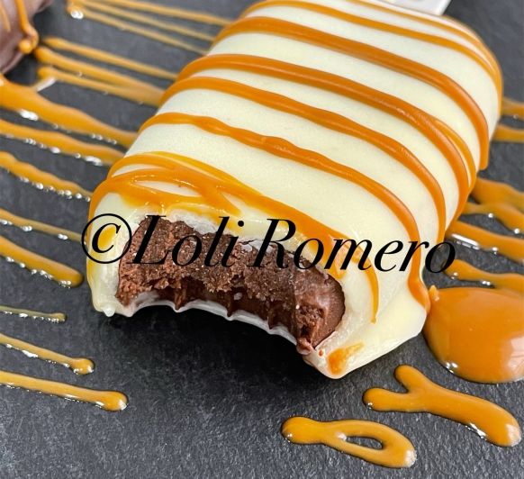 Polos y bombones helados de chocolate y crema lotus