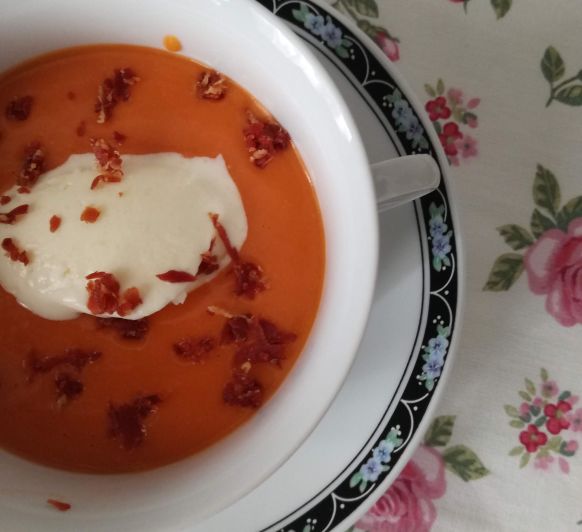 Salmorejo con canelle de queso Idiazabal y crujiente de jamón ibérico, una receta para sorprender