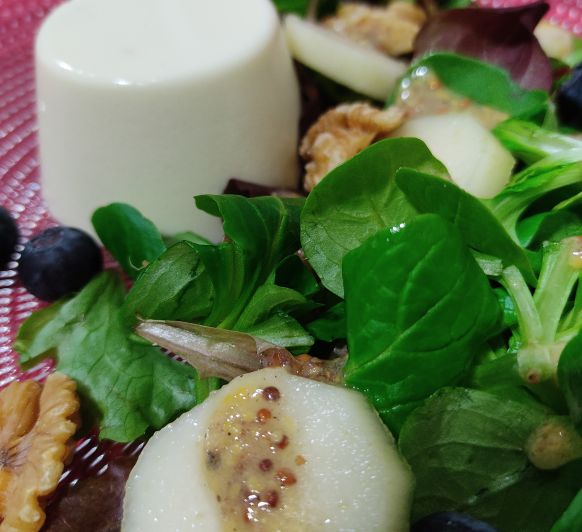 Pannacota de gorgonzola con ensalada de pera y nueces en Thermomix® 