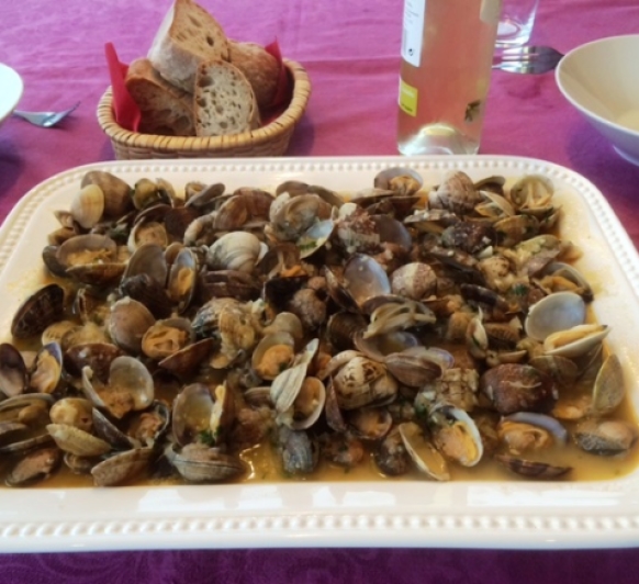 Almejas a la marinera, sabor gallego desde A Coruña