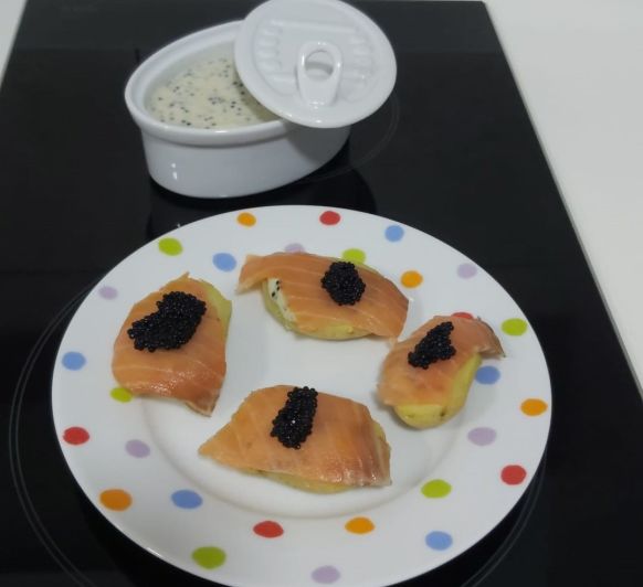 Patatitas con mayonesa de caviar y salmón ahumado TM31, TM5, TM6