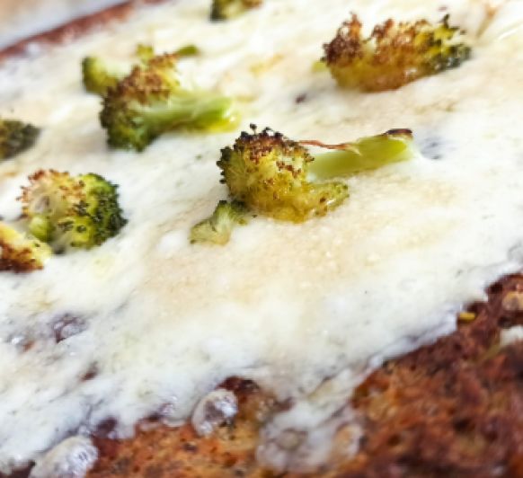 Pizza con masa de brócoli hecha en Thermomix® , sin gluten y baja en carbohidratos