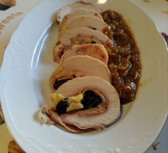 PECHUGA DE PAVO RELLENA Y CEBOLLA CARAMELIZADA