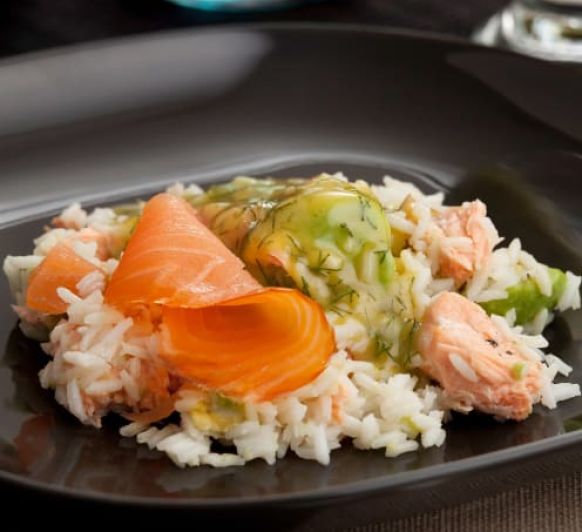 Recetas de cuarentena: Ensalada nórdica de arroz y salmón al eneldo.