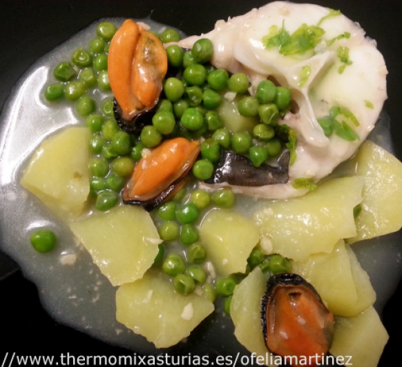 Congrio con guisantes, patatas y mejillones