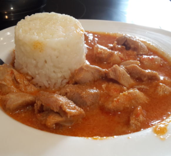 PAVO GUISADO CON VASITO DE ARROZ