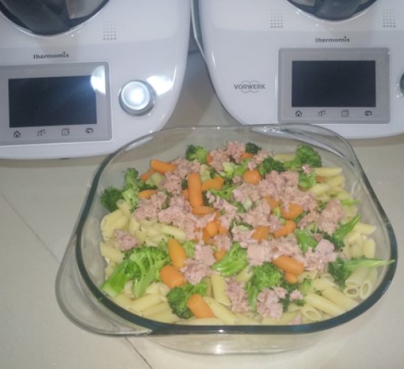 Brócoli con pasta, atún y mayonesa