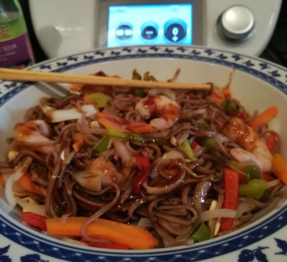 Noodles orientales con verduras y gambas con salsa Yaki Soba