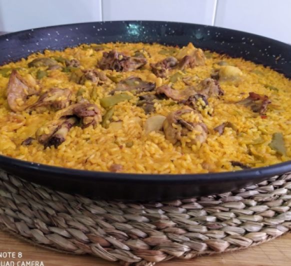 Paella Valenciana de pollo y conejo