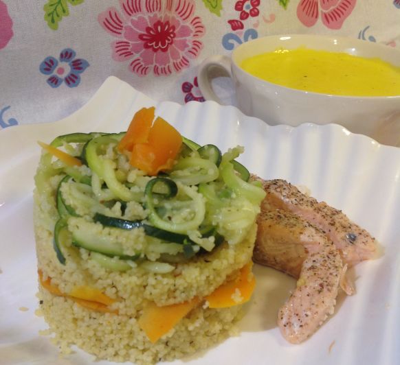 Salmón con cuscús, verduras y salsa de cúrcuma