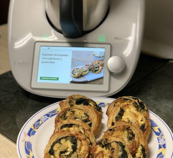 ESPIRALES DE HOJALDRE CON ESPINACAS Y QUESO FETA