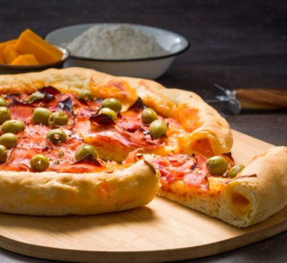 Pizza con borde relleno de queso Con Thermomix® 
