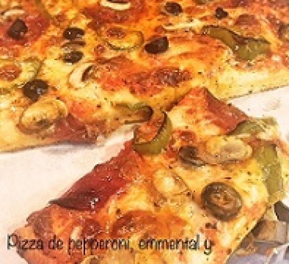 Pizza de pepperoni, emmental y champiñones