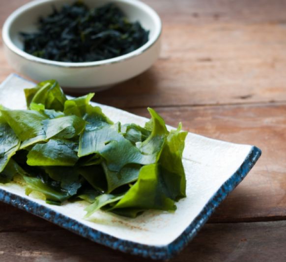 Lenguado y verduras al vapor de alga kombu