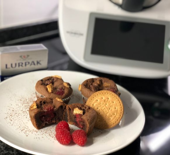 Muffins de chocolate con corazón de frambuesa y galletas con Thermomix® 