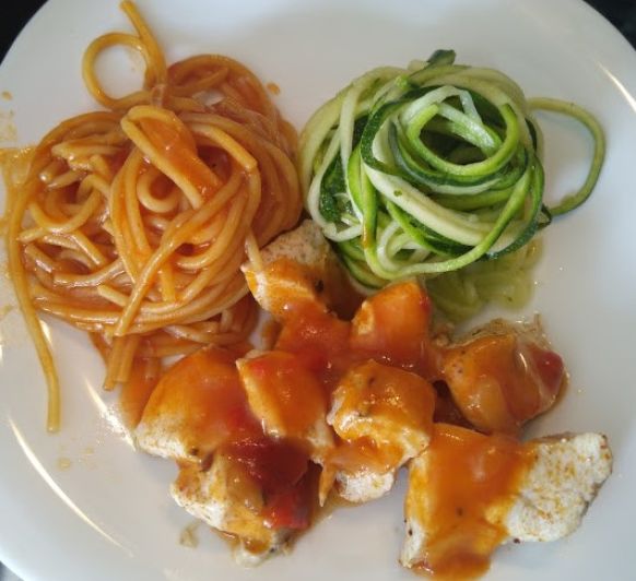 Pollo, espaguetis y zoodles de calabacín