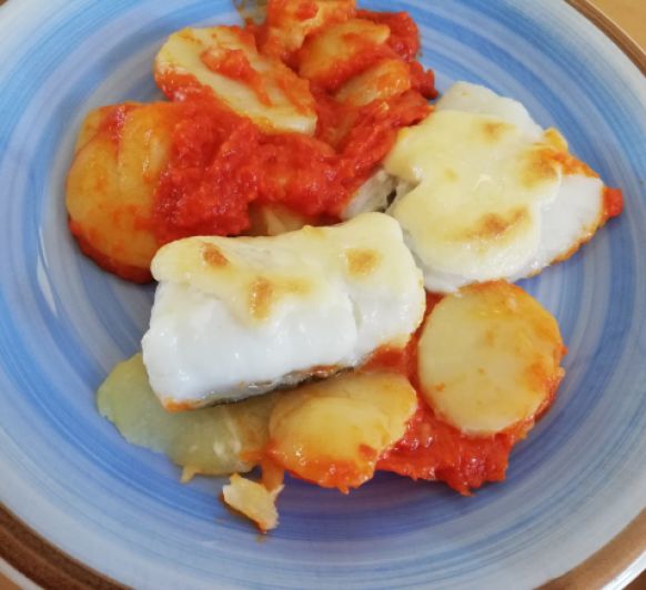 Bacalao con tomate, patatas panadera y lactonesa