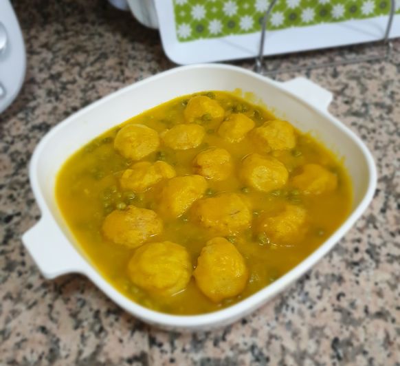 ALBONDIGAS DE BACALAO EN SALSA DE GUISANTES