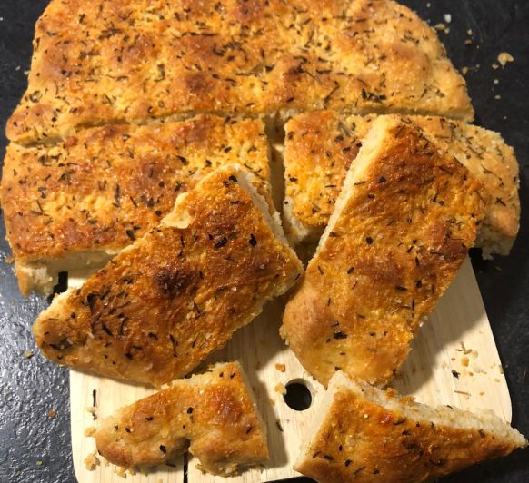 Pan de cañada con quesos y hierbas provenzales