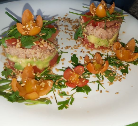 TIMBAL DE AGUACATE ,TOMATE Y SALMÓN