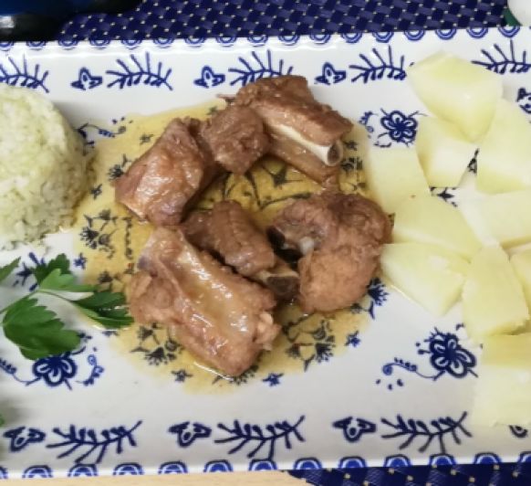 Costillas de cerdo con salsa de soja,con patatas al vapor y arroz blanco en Thermomix® .