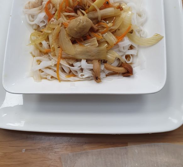 Chop suey vegetariano con Noodles de arroz