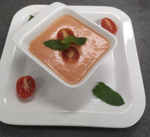 Sopa griega de tomate y yogur