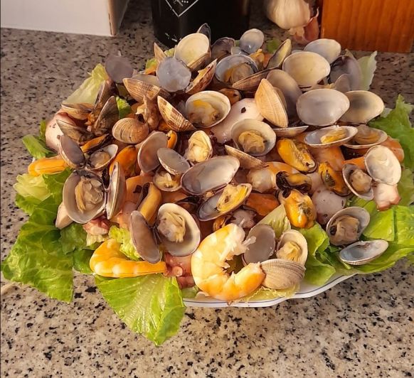 Ensalada de frutos de mar con vinagreta de puerro